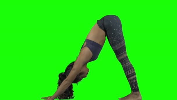 Yeşil Arka Plan Üzerinde Yoga Yaparken Genç Kadın — Stok video