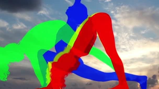 曇り空を背景にカラフルな抽象的な形で演習を行う女性ヨガ講師のシルエット — ストック動画