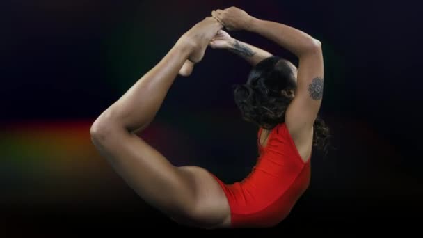 Genç Kadın Kırmızı Jimnastik Vücutta Egzersizleri Yapıyor — Stok video