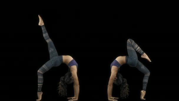 妇女伸展和做黑色背景运动 — 图库视频影像