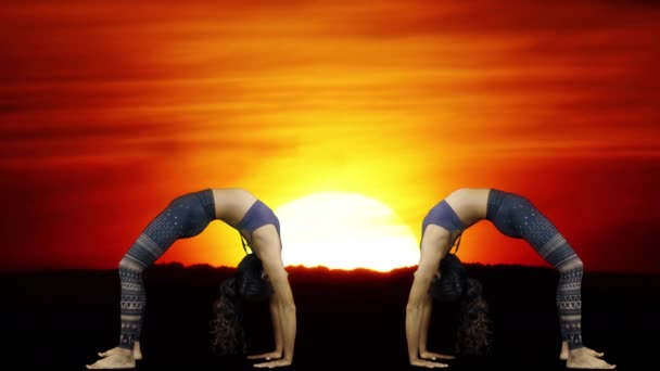 Frauentraining Und Yoga Mit Sonnenuntergang Hintergrund — Stockvideo