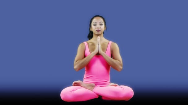 Yogalehrerin Bewegt Sich Vor Blauem Hintergrund — Stockvideo