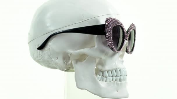 Totenkopf Dreht Sich Mit Glitzernder Sonnenbrille — Stockvideo