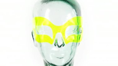 Manken baş ve güneş gözlüğü koleksiyonu değişen kafatası