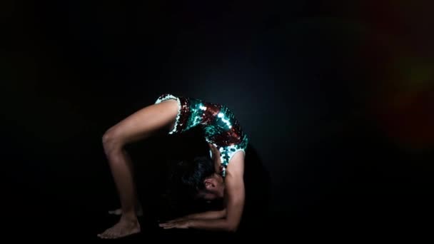 Erstaunliche Yogalehrerin Funkelndem Kostüm Die Sich Zwischen Posen Vor Schwarzem — Stockvideo