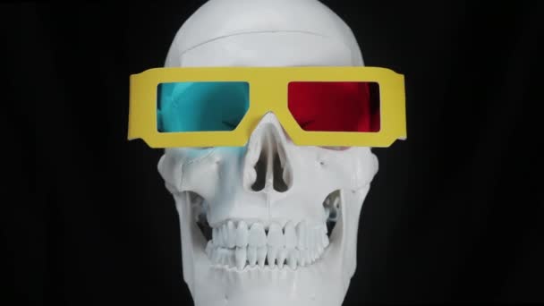 Cráneo Con Gafas Película Sobre Fondo Negro — Vídeo de stock