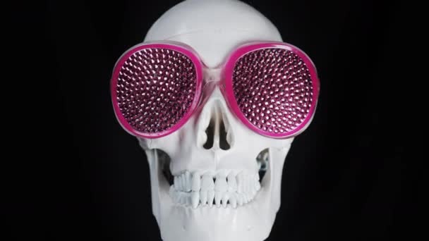 头骨与复古粉红色闪闪发光的太阳镜 — 图库视频影像