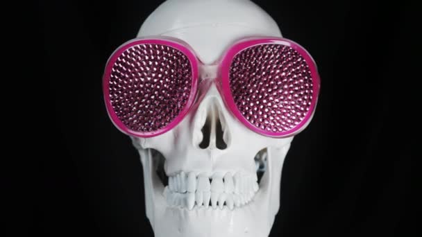 Crânio Com Óculos Sol Espumantes Rosa Vintage — Vídeo de Stock