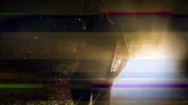 Güzel kadın altın parlak arka plan üzerinde poz 