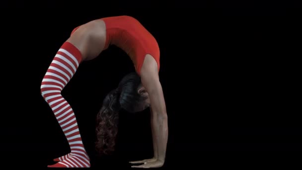 Молода Жінка Робить Вправи Йоги Чорному Тлі — стокове відео