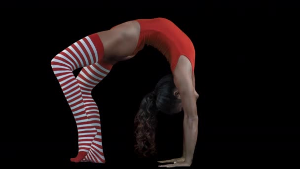 Молода Жінка Робить Вправи Чорному Тлі — стокове відео