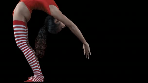 Mujer Joven Haciendo Ejercicios Yoga Sobre Fondo Negro — Vídeo de stock