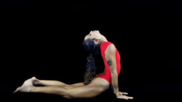 Junge Frau Macht Yoga Übungen Auf Schwarzem Hintergrund — Stockvideo