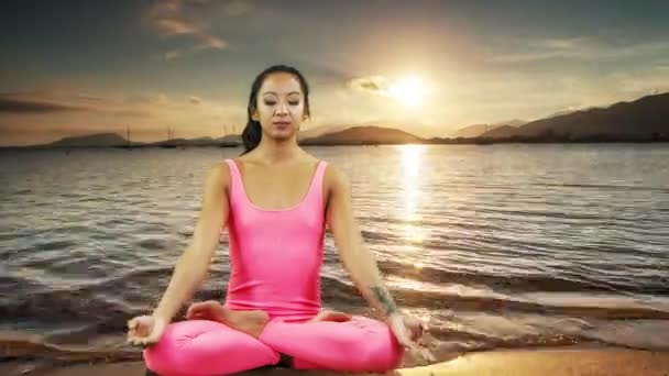 Vrouw Doet Yoga Met Prachtige Zonsondergang Achtergrond — Stockvideo