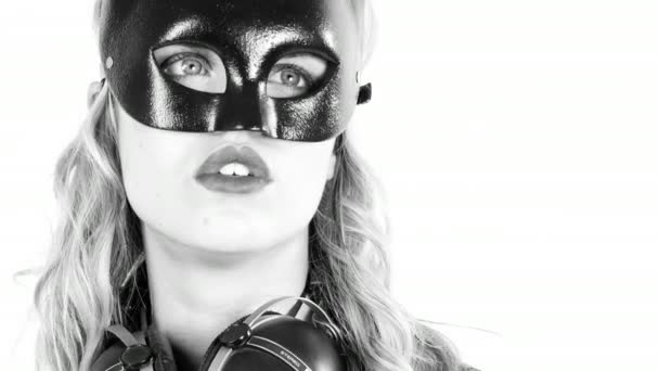 Retrato Jovem Mulher Sexy Com Máscara Preta Fones Ouvido — Vídeo de Stock