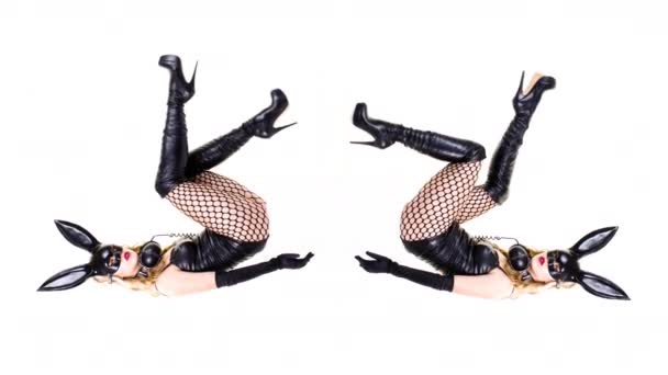Mujer Sexy Moviéndose Con Orejas Conejo Máscara Cuerpo Látex Negro — Vídeo de stock
