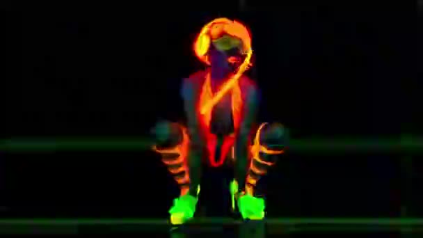 Sexy neon uv blask tancerz — Wideo stockowe