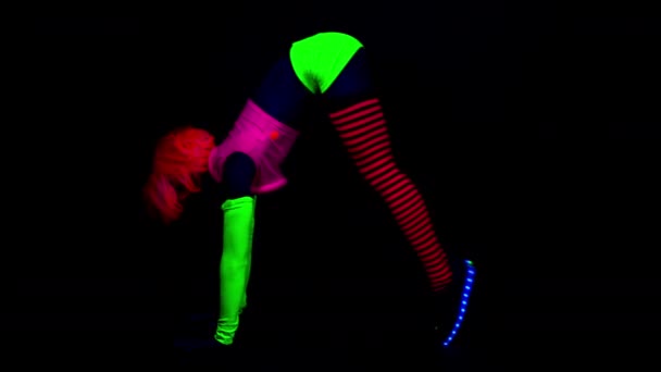 Vrouwelijke Yoga Instructeur Verplaatsen Fluorescerende Kleding Onder Zwart Licht — Stockvideo