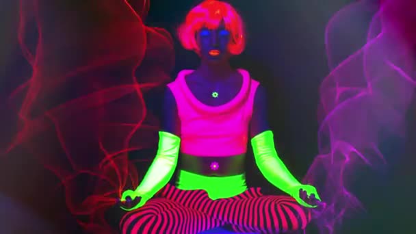Donna Posa Loto Yoga Abiti Fluorescenti Sotto Luce Nera — Video Stock