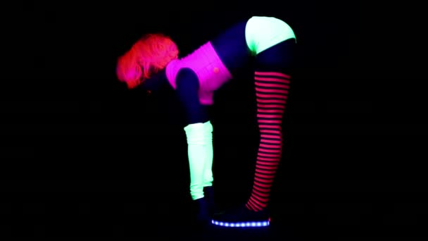 蛍光服トレーニングと ブラック ライト下で演習を行う女性 — ストック動画
