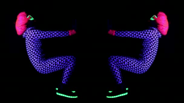 Женщина Флуоресцентной Одежде Тренируется Делает Упражнения Ультрафиолетовым Черным Светом — стоковое видео
