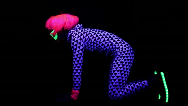 Mulher Roupas Fluorescentes Treinando Fazendo Exercícios Sob Luz Negra — Vídeo de Stock