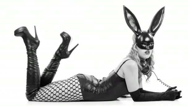 Сексуальна Жінка Великій Масці Вух Кролика Чорному Латексі Лежить Білому — стокове відео