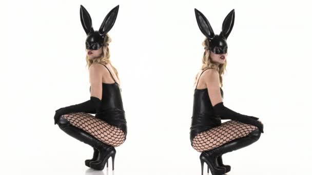 セクシーな女性の耳のウサギのマスクと黒のラテックス体で移動 — ストック動画