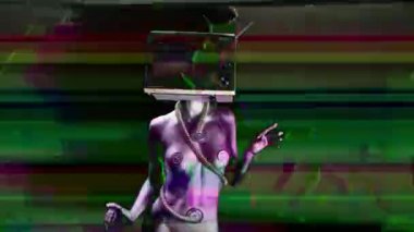 Kadın televizyon başındaki ile poz gümüş gövde boya