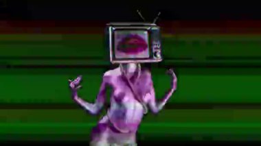 Kadın televizyon başındaki ile poz gümüş gövde boya