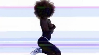 Distorsiyon ile gölgelerde afro peruk güzel Afrikalı kadın modeli.