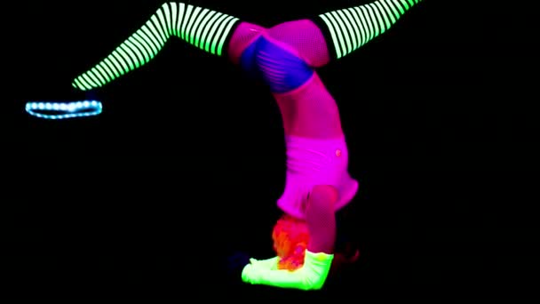 Frau Fluoreszierender Kleidung Macht Übungen Unter Schwarzlicht — Stockvideo