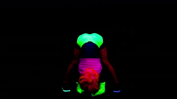 Vrouw Fluorescerende Kleding Doen Oefeningen Onder Zwart Licht — Stockvideo