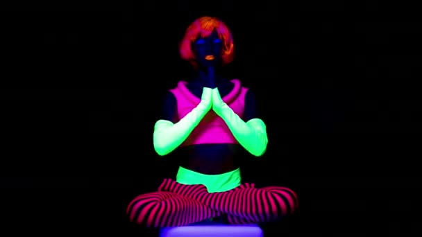 荧光服装的妇女在紫外光下做运动 — 图库视频影像