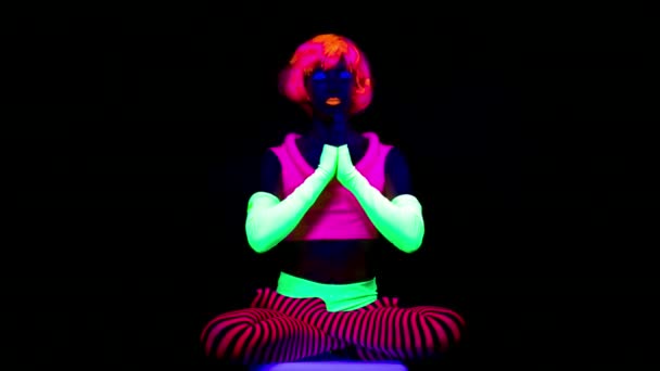 Жінка Флуоресцентному Одязі Виконує Вправи Під Ультрафіолетовим Чорним Світлом — стокове відео
