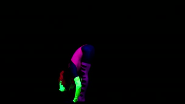 Kvinnliga Yogainstruktör Inflyttning Fluorescerande Kläder Svart Ljus — Stockvideo