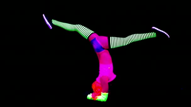 Kvinnliga Yogainstruktör Inflyttning Fluorescerande Kläder Svart Ljus — Stockvideo