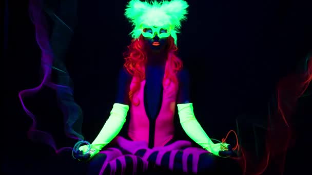Женщина Йоге Лотос Молитвенная Поза Носить Флуоресцентной Одежде Ультрафиолетовым Черным — стоковое видео