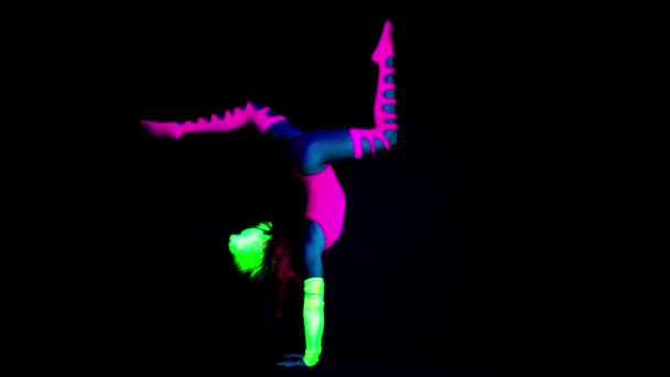 Kvinnliga Yogainstruktör Inflyttning Fluorescerande Kläder Svart Ljus — Stockvideo