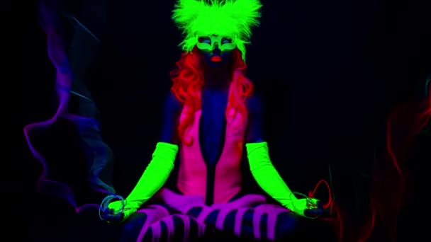 Femme Dans Pose Prière Lotus Yoga Portant Des Vêtements Fluorescents — Video