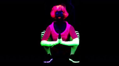 Uv ultraviyole ışık altında floresan giyim meditasyon kadın