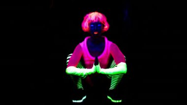 Uv ultraviyole ışık altında floresan giyim meditasyon kadın