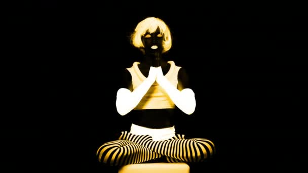 Donna Abbigliamento Fluorescente Che Yoga Sotto Luce Nera — Video Stock