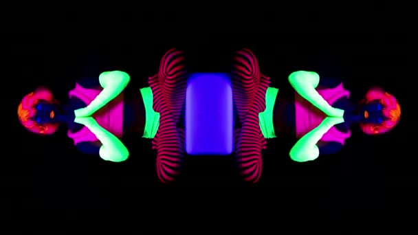 Женщина Лотосе Йоги Позирует Флуоресцентной Одежде Ультрафиолетовым Черным Светом — стоковое видео