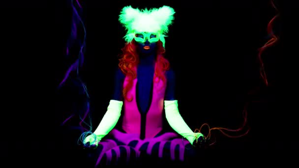 Женщина Лотосе Йоги Позирует Флуоресцентной Одежде Ультрафиолетовым Черным Светом — стоковое видео