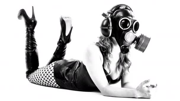 防毒マスクと白い床でポーズ 黒のハイヒールで美しい女性 — ストック動画