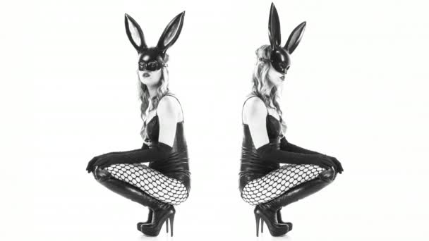 Sexy Vrouw Bunny Oren Masker Zwarte Latex Lichaam Bewegen — Stockvideo