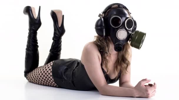 Mooie Vrouw Gas Masker Zwarte Hoge Hakken Poseren Witte Vloer — Stockvideo