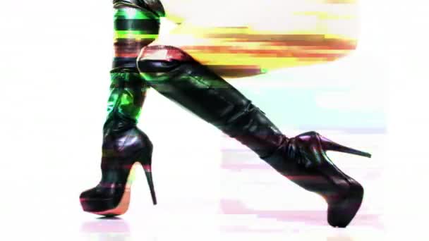 ニーハイ黒ハイヒールでポーズのセクシーな女性の足 — ストック動画