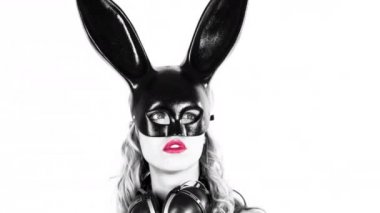 Büyük tavşan kulakları maskesi olan seksi kadın portresi